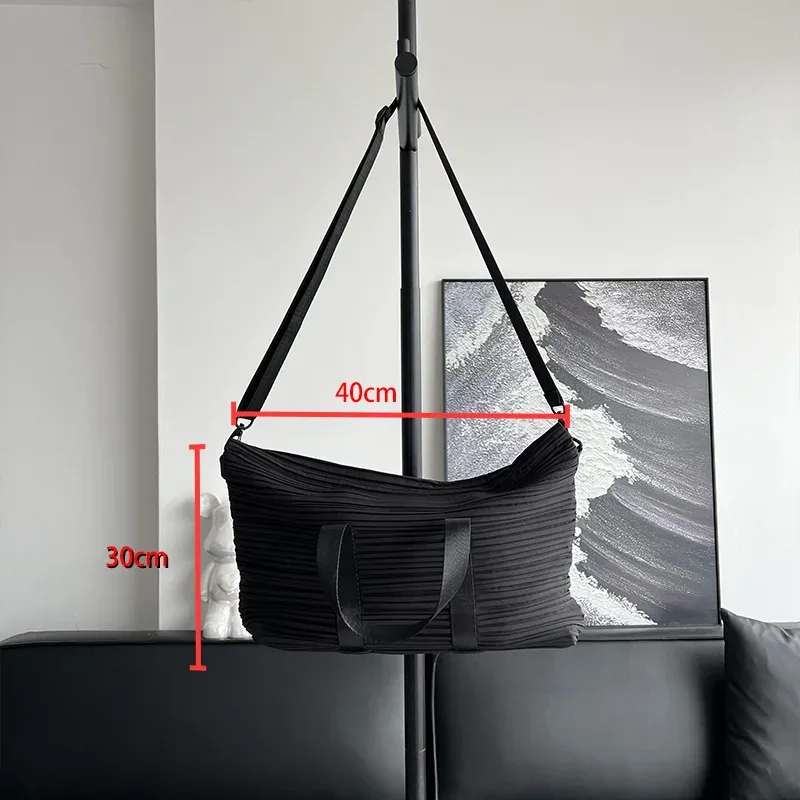 sac bandoulière miyake japonais décontracté et sportif, plissé, style gyoza, pour hommes et femmes, avec grande capacité et fermeture éclair simple -- sans étiquette