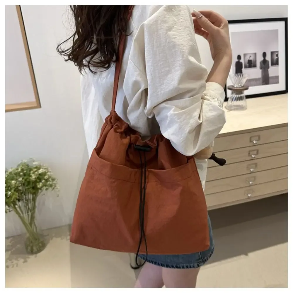 sac fourre-tout en nylon pour femmes, fourre-tout décontracté de voyage à la mode, sac à bandoulière avec cordon de serrage, grande capacité, sac seau étanche
