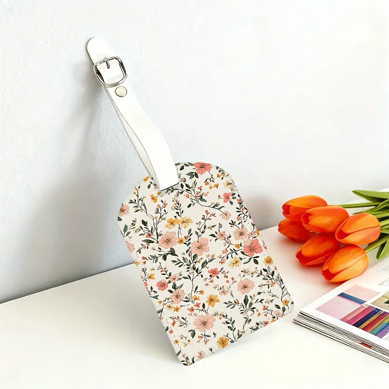 étiquettes de bagages florales colorées rose pastel et vert, avec quincaillerie ton sur ton, motif floral, porte-cartes d'embarquement pour voyage en avion