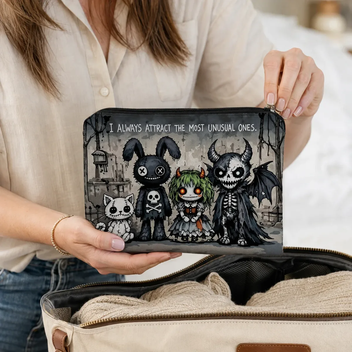 pochette de maquillage en toile motif poupée gothique effrayante, impression personnage sombre et sinistre, trousse de toilette portable pour halloween