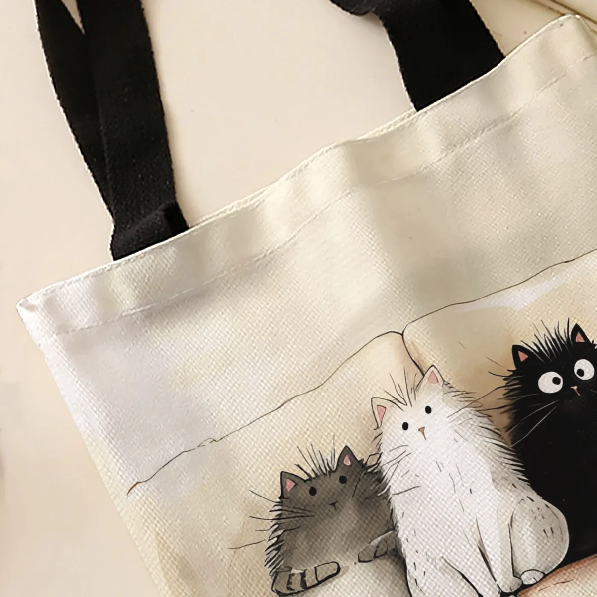 sac fourre-tout imprimé avec trois chats moelleux sur un canapé, sac à bandoulière de grande capacité pour le shopping, les voyages et l'usage quotidien
