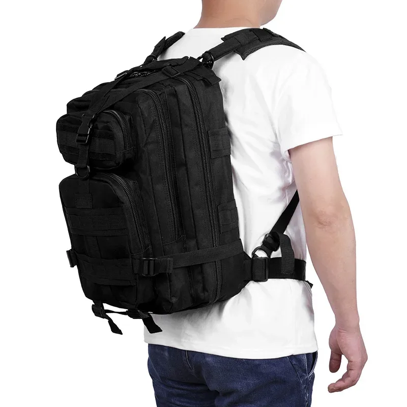 sac dos nylon camouflage noir bandes grises poche ouvrée décoration verrouillage trapézoïdale voyage sport camping randonnée