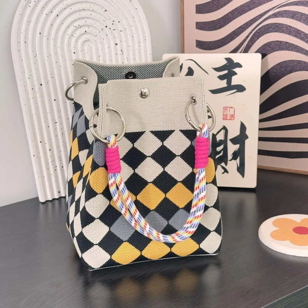 mini sac fourre-tout géométrique pour femme, noir et ivoire, sac à main graphique avec poignée anneau, sac compact pour tenues de style coréen