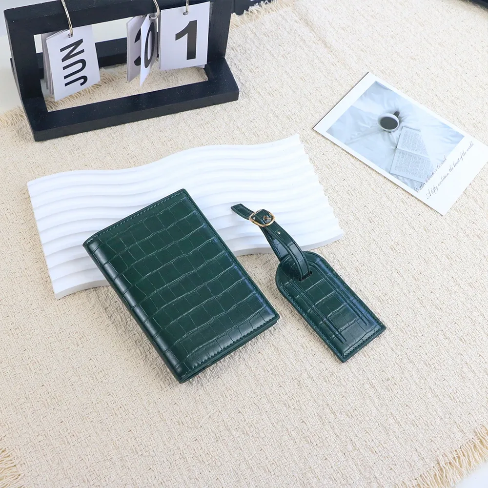 portedocuments etiquettebagage personnalisation prénomlisa motifcrocodile couleurmarron accessoirevoyage portepasseport setaccessoires bagages cuirpu modevoyage identificationvalise nomadresse