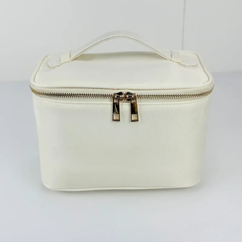 sac cosmétique nylon vert pastel fermeture éclair poignée dorée organisation maquillage voyage soirées pyjama