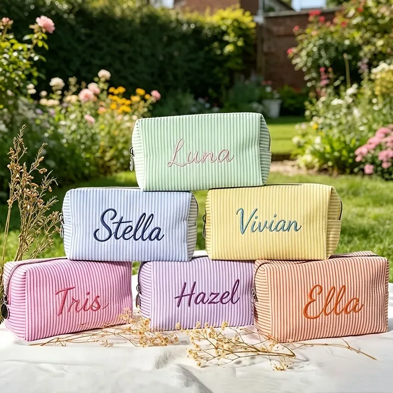 【produits personnalisés】 organisateur de bagages brodé sur mesure, trousse de maquillage brodée personnalisée - trousse de rangement cosmétique avec bande nominative brodée personnalisée, trousse de maquillage avec bande nominative brodée personnalisable, trousse de toilette grande capacité en tissu seersucker, trousse de rangement portable pour produits de soin de la peau pour les voyages, organisateur de pinceaux de maquillage couleur macaron, trousse à crayons multifonctionnelle pour étudiants, broderie personnalisée du nom diy pour les amies, plusieurs couleurs disponibles