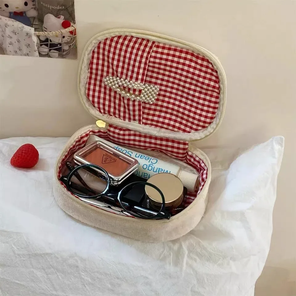 nouvelle trousse de maquillage brodée fraise avec doublure à carreaux, pochette cosmétique portable, sac brodé mignon de style coréen pour le voyage