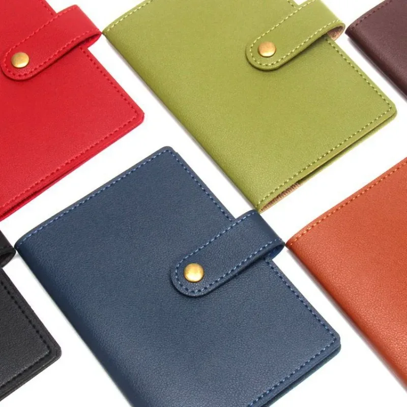 étiquette bagage porte cartes identité voyage accessoires compacts couleurs variées pochettes intérieures fermeture bouton doré usage international
