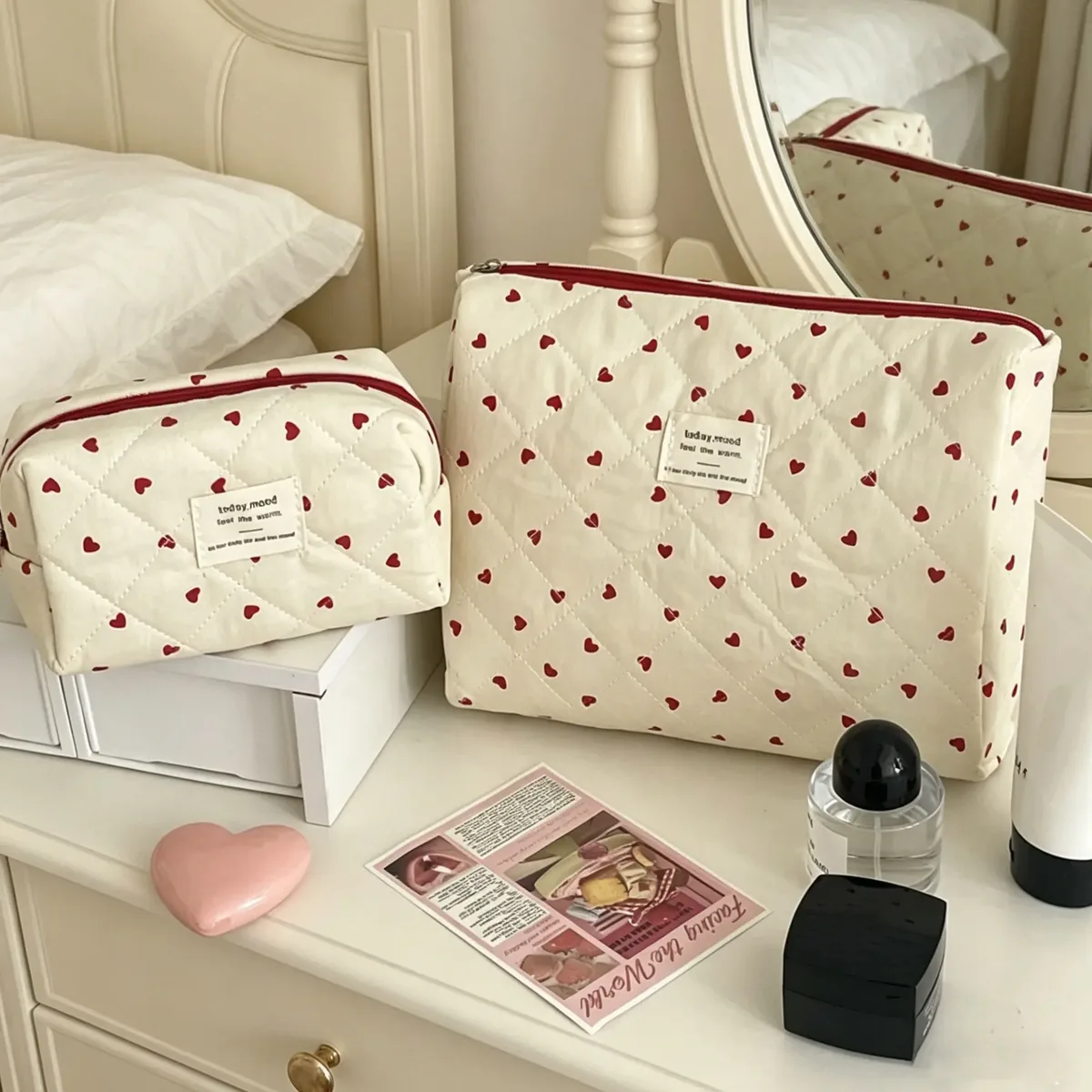 sac de maquillage portable pour femmes, sac de rangement rouge love, sac matelassé multifonctionnel de grande capacité, sac de rangement essentiel pour voyage
