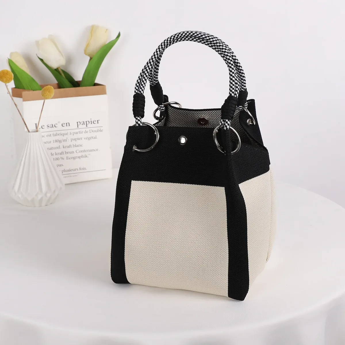 mini sac fourre-tout géométrique pour femme, noir et ivoire, sac à main graphique avec poignée anneau, sac compact pour tenues de style coréen