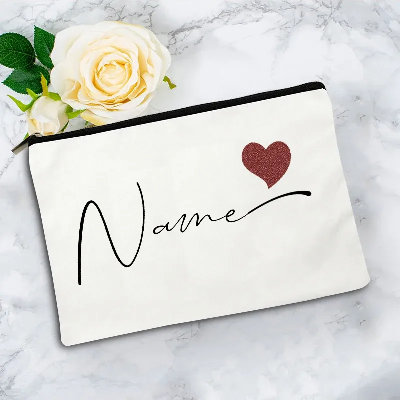 trousse de maquillage personnalisée avec nom en forme de cœur, sac de rangement pour articles de toilette pour femme, trousse à cosmétiques, cadeau de fête pour enseignant
