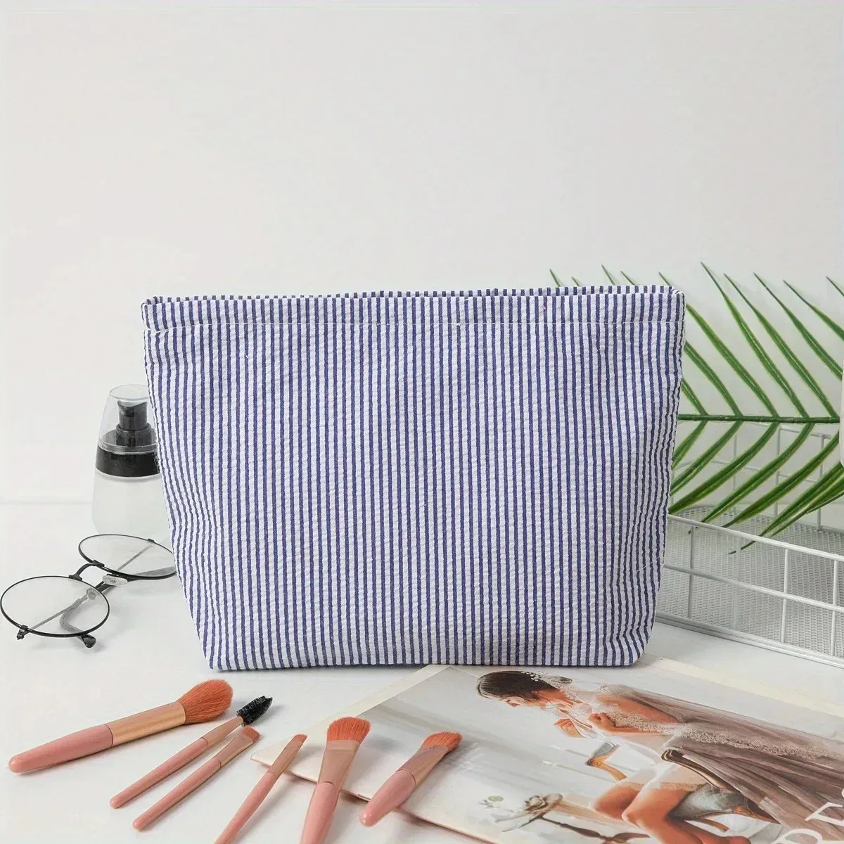pochette de toilette brodée personnalisée à rayures, idéale pour le rangement des articles de beauté quotidiens, cadeau parfait pour les fêtes