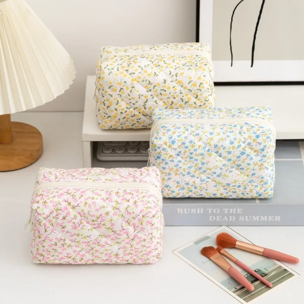 trousse de maquillage portable en coton matelassé à fleurs, sac à main de toilette multifonctionnel de grande capacité, porte-monnaie léger pour femmes