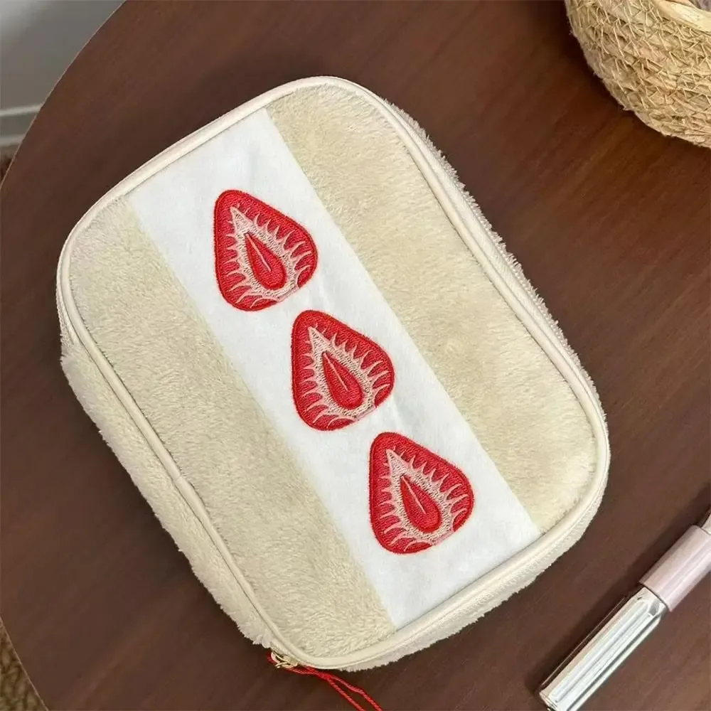 pochette à stylos kawaii en peluche, motif fraise, trousse de maquillage multifonctionnelle, pochette à papeterie brodée mignonne, pour l'école et le bureau