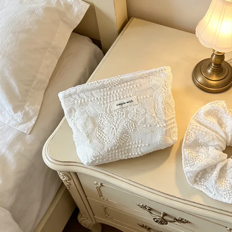 élégante trousse de maquillage blanche en dentelle avec fermeture éclair, pochette cosmétique multifonction pour rouge à lèvres, écouteurs, rangement de voyage