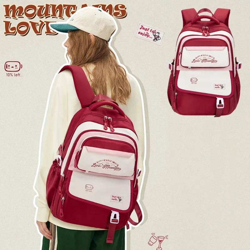 la fille utilise un sac à dos. sac à dos d'étudiant. sac à dos pour collégien. un sac à dos de voyage léger et classique adapté aux jeunes