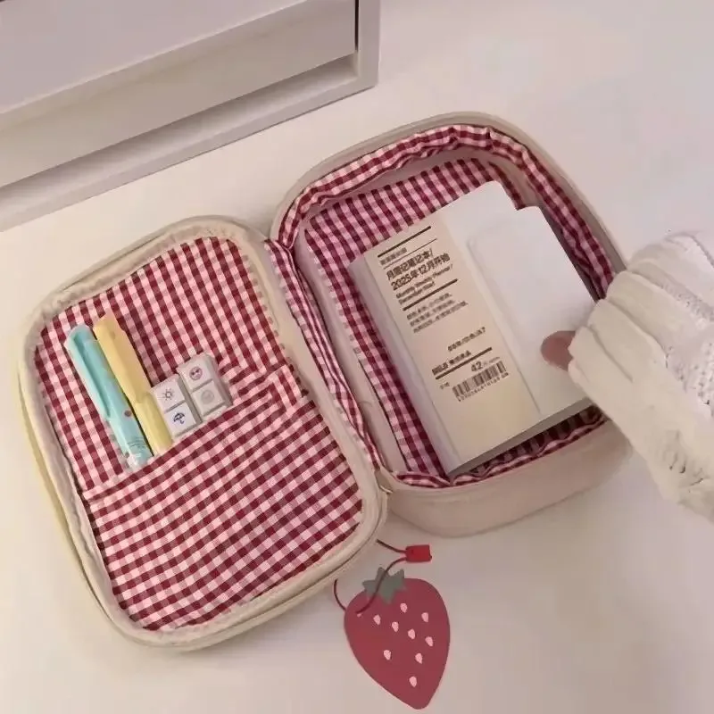 sac de rangement en peluche mignon en forme de fraise, pochette à cosmétiques moelleuse, trousse à crayons multifonctionnelle de grande capacité pour un usage quotidien