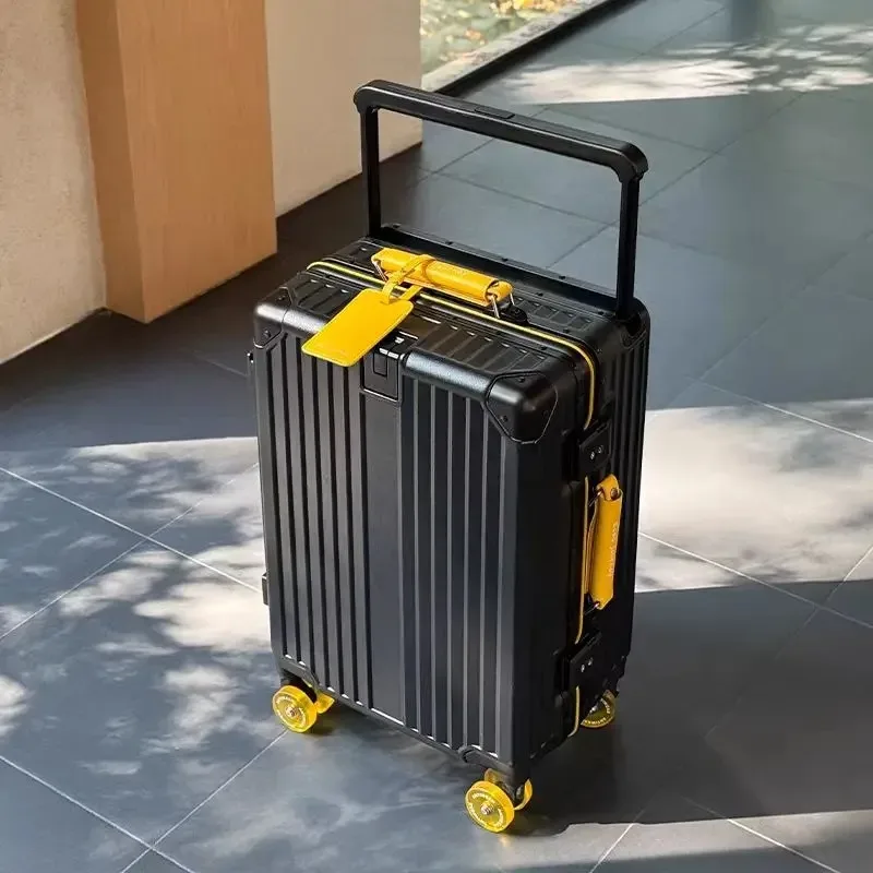 valise pc aluminium roues pivotantes silencieuses serrure tsa compartiments internes couleur noire ligne dorée grande capacité voyage