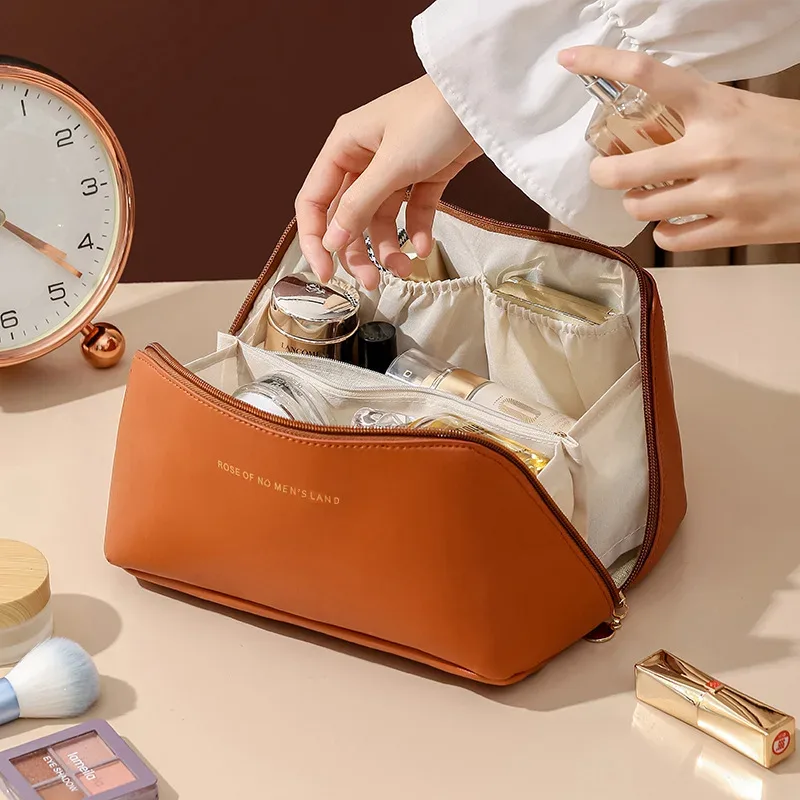 trousse de maquillage pratique et à la mode en pu, sac de rangement de voyage, trousse de toilette de grande capacité, trousse de maquillage pour oreiller de beauté stimulant les mains