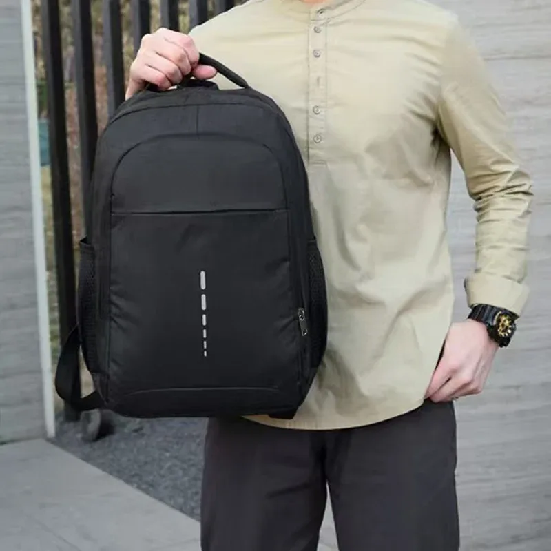 sac à dos neutre pour hommes et femmes, idéal comme sac d’école ou sac à dos de voyage, disponible en deux couleurs.