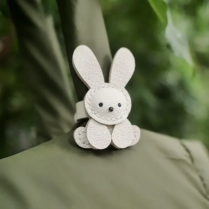 1 breloque de sac en forme de lapin mignon - cuir synthétique léger avec boucle en acier inoxydable, adorable motif de lapin pour sacs à dos