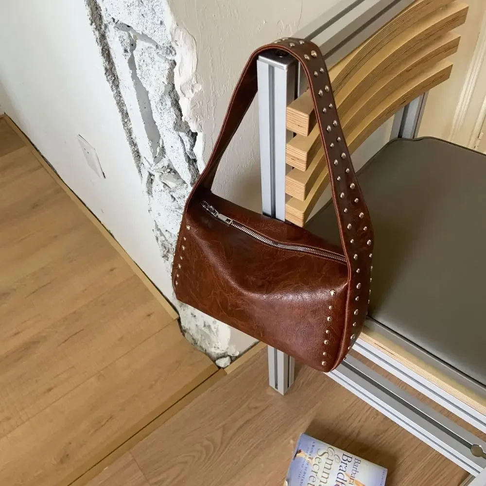 sac à main tendance style spicy girl, rétro à rivets, sac carré décontracté, sac d'épaule français couleur unie pour le quotidien