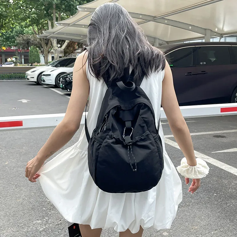 sac à dos plissé en nylon pour femme, style urbain simple, imperméable, grande capacité, idéal pour les trajets quotidiens et les étudiants
