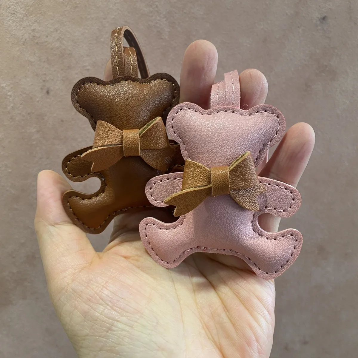 adorable breloque de sac en cuir pu en forme d'ours, pose câlin avec un petit nœud, pendentif animal pour sacs à main et sacs à dos, cadeau pour filles