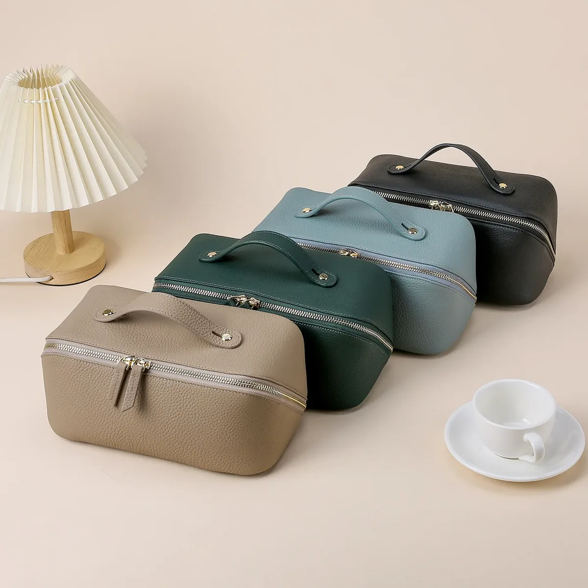 sac de maquillage en cuir de vache, sac de rangement de voyage, trousse de toilette multi-compartiments de grande capacité, sac à cosmétiques pour femmes avec initiales gratuites