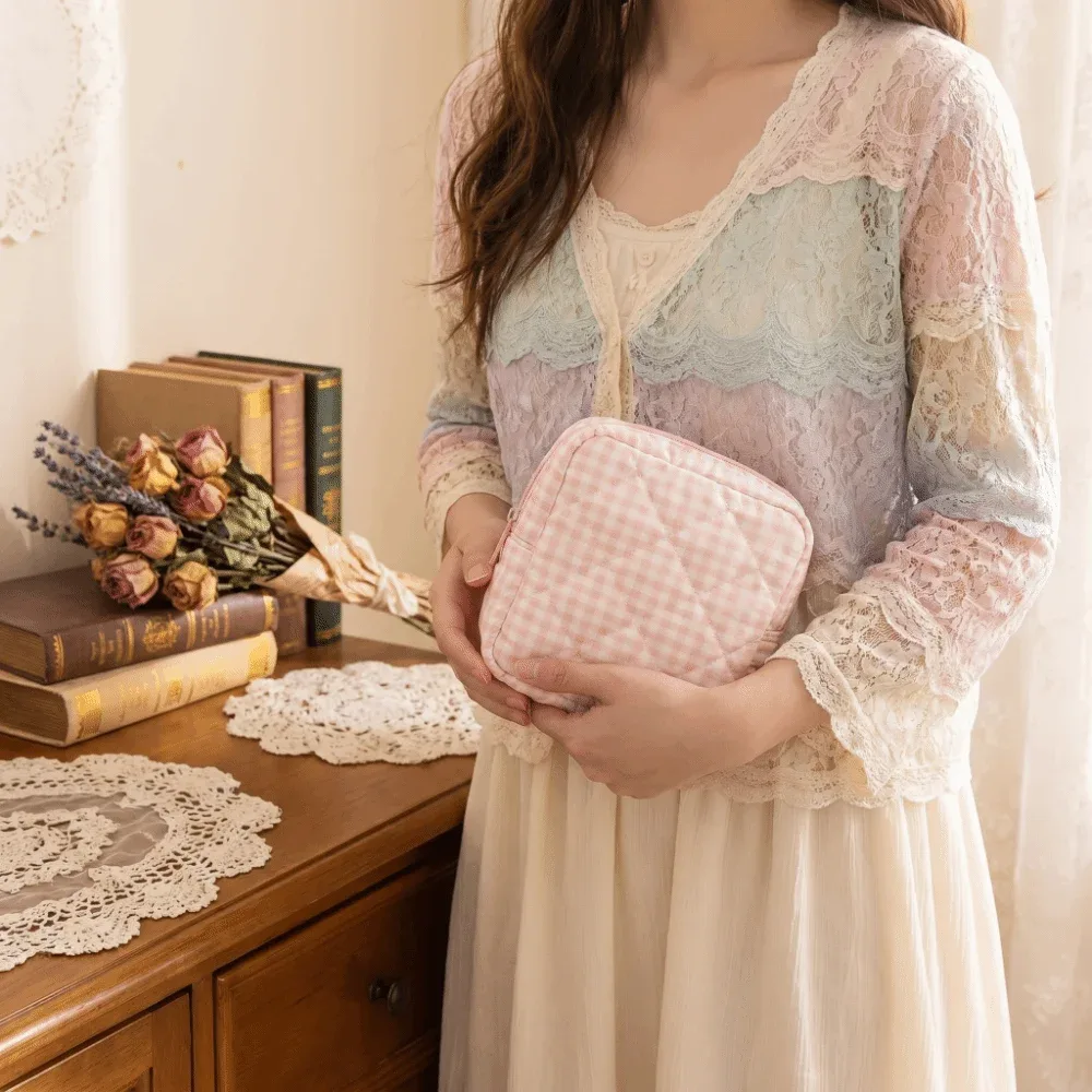 sac de rangement pour serviettes hygiéniques à motif à carreaux, sac cosmétique multifonctionnel, mini sac de voyage matelassé portable pour maquillage.