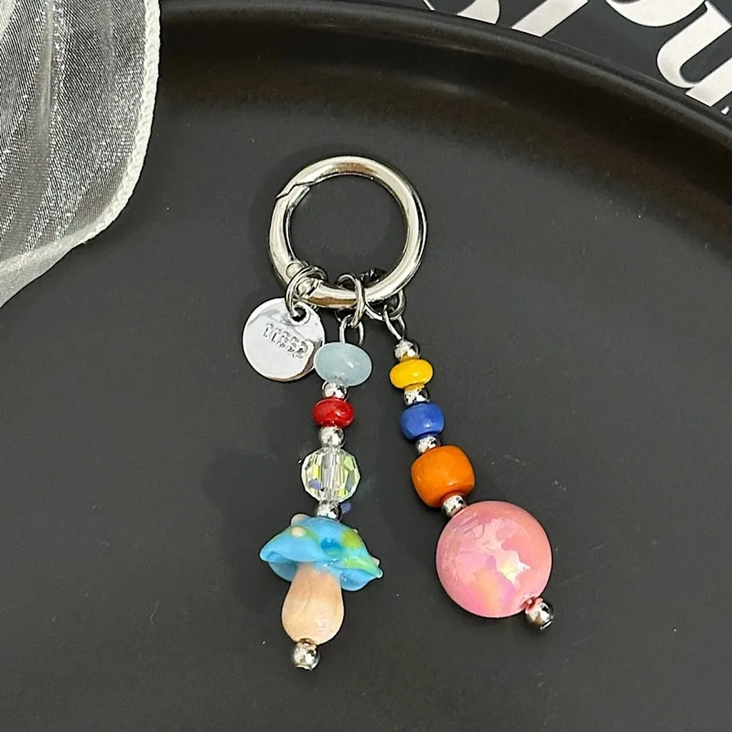 porte-clefs perlé motif champignon fraise chaînette métallique couleur tendances accessoires mode femmes décoration sac lunettes multifonctionnels sorties occasions