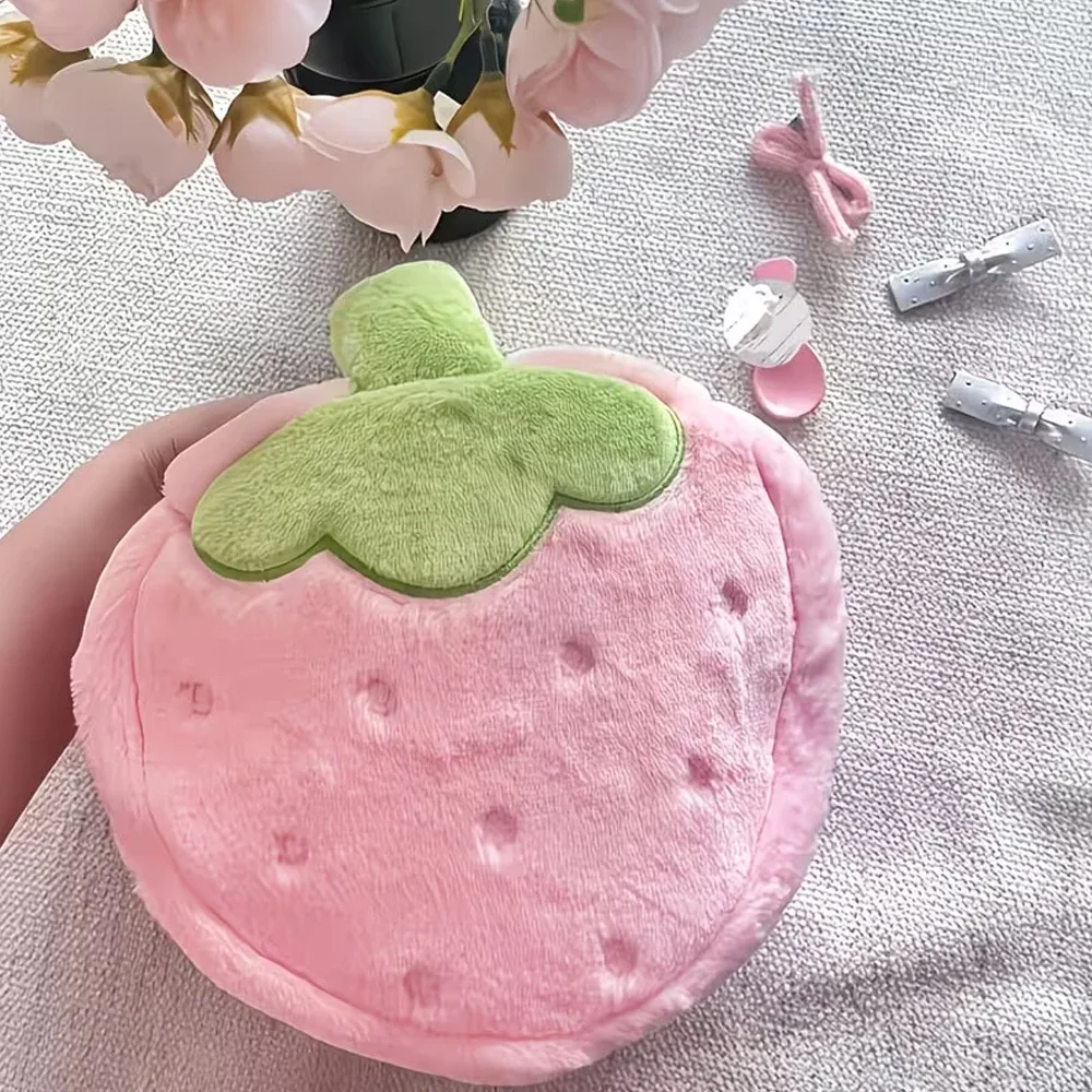 pochette en peluche en forme de fraise de grande capacité, trousse de maquillage de grande capacité, sac de rangement pratique, rangement pour articles de toilette, rangement pour produits de soin de la peau, trousse d
