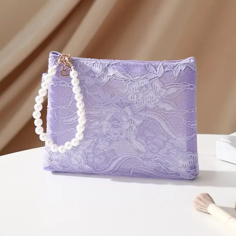 pochette cosmétique en dentelle avec sangle de poignet en perles et design semi-transparent, idéale pour le rangement quotidien du maquillage et les voyages
