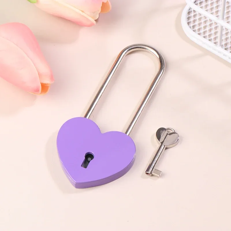 cadenas forme coeur métal rose jaune rouge noir violet gris bronze blanc voyage usage personnel sécurité antiquité