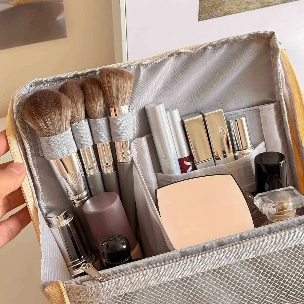 sac de maquillage vertical pour femmes, sac de rangement de soins de la peau de grande capacité debout, organisateur cosmétique multi-compartiments partiqué