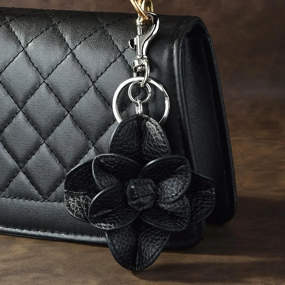 pince clef fleur noire ornementation sac main anneau métallique fermoir superieur décoration tridimensionnelle voyage femmes