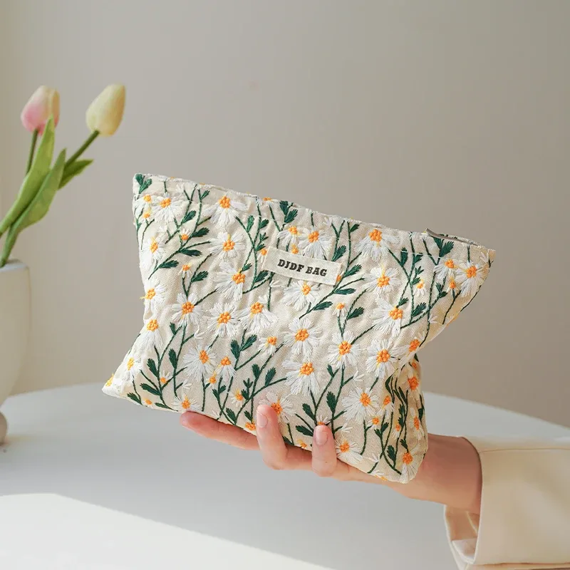 sac à cosmétiques en peluche jaune pour femmes, trousse de toilette de voyage portable, sac de rangement de changement de cosmétiques de grande capacité, pochette de banlieue ins