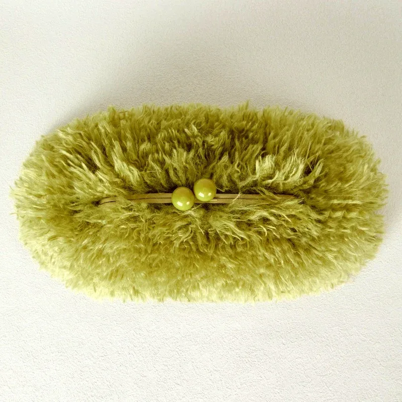sac à main pochette en fausse fourrure kisslock pour femme, chaud et élégant pour l'hiver, avec fermoir à cadre et chaîne bandoulière, gris foncé, rouge, jaune