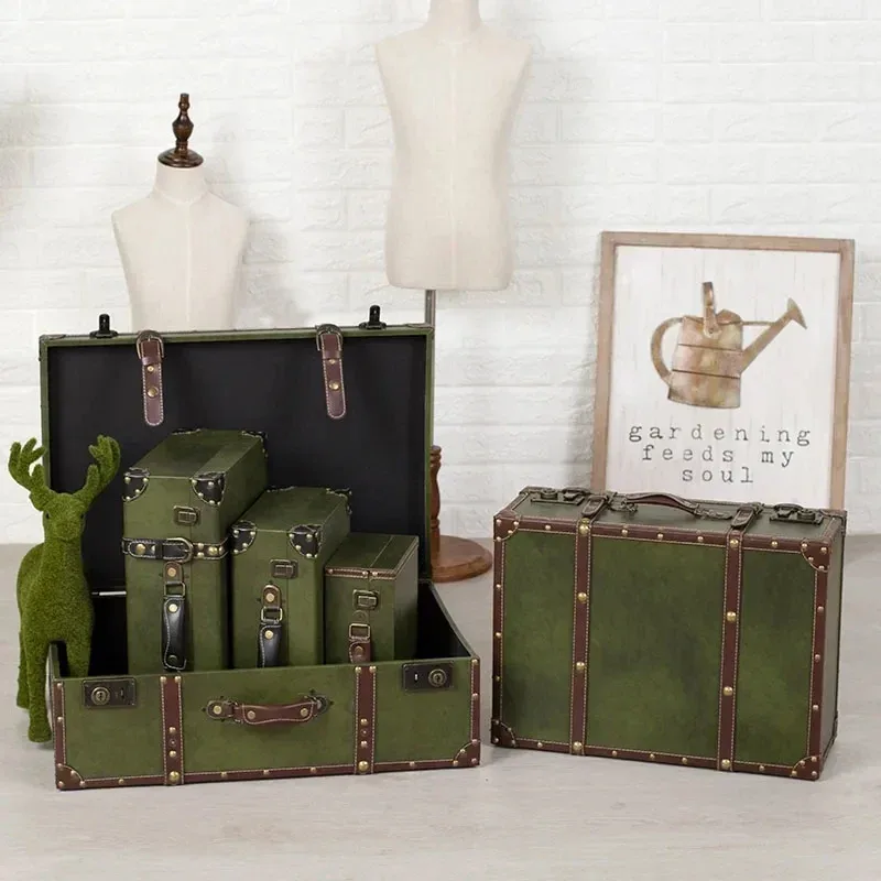 valise pu cuir simili vintage ligne verticale verde foncée roulettes poignées cuir marron rivets dorés voyage décoration maison