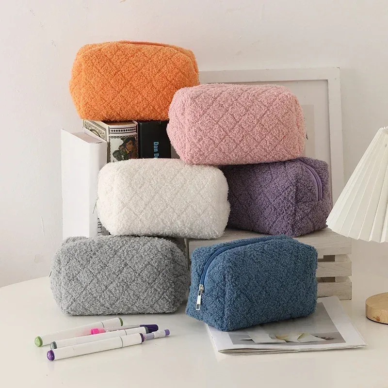 trousse de maquillage en peluche pour femme, trousse de voyage douce, trousse de maquillage mignonne pour femme, document solide, accessoires de la présidence, 1 pc