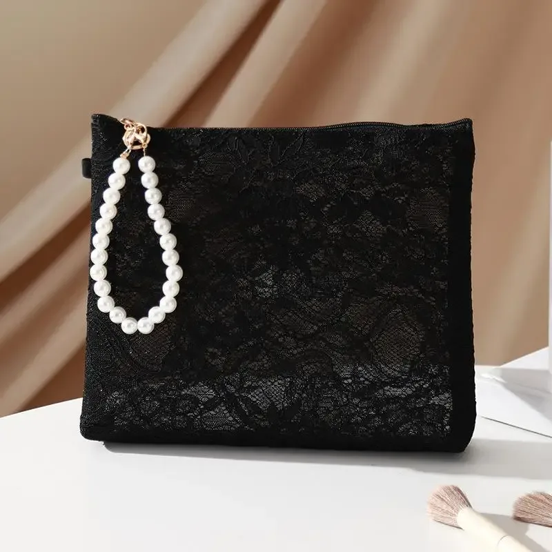 pochette cosmétique en dentelle avec sangle de poignet en perles et design semi-transparent, idéale pour le rangement quotidien du maquillage et les voyages