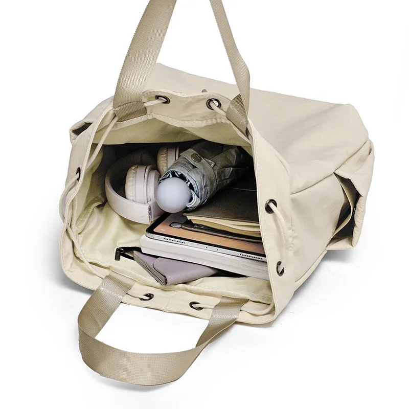 sac dos nylon beige orange jaune femelle trapézoïdale poignée amovible poches boutons glissière latérale voyage