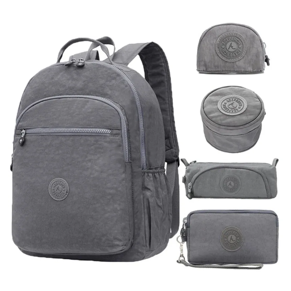 sac dos nylon gris anthracite compartiments poches latérales glissière accessoires pompon porte monnaie voyage école adolescente