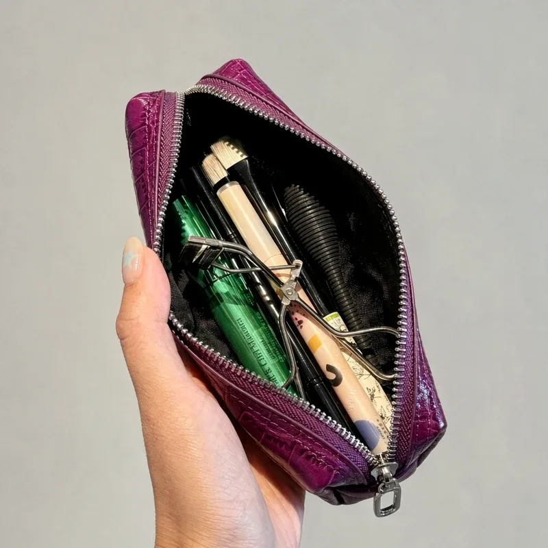 personnaliser les initiales première couche de peau de vache motif crocodile voyage mini pochette sacs de maquillage pour femmes concepteur de luxe 2026 nouveau dans le sac organisateur en cuir véritable