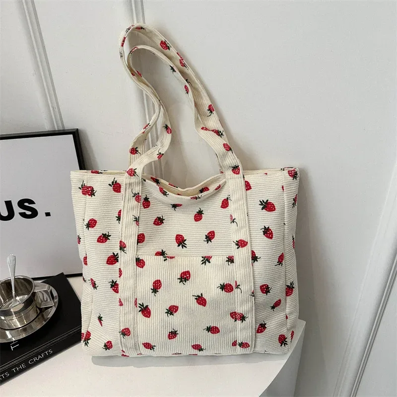 sac à main en velours côtelé pour femmes, sac de plage aux fraises, sac à bandoulière polyvalent à la mode, grande capacité, fourre-tout simple pour les déplacements