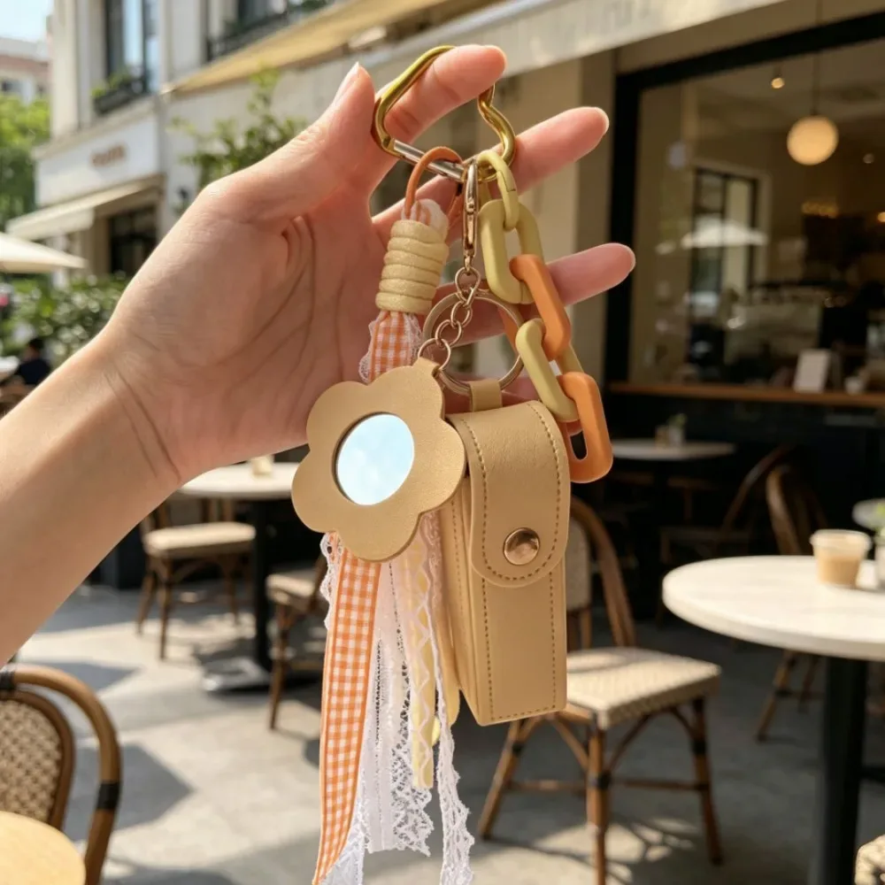 porte-clés étui à rouge à lèvres en dentelle avec pompon, breloque de sac en pu jaune avec miroir fleur, accessoire esthétique pour sac à dos femme