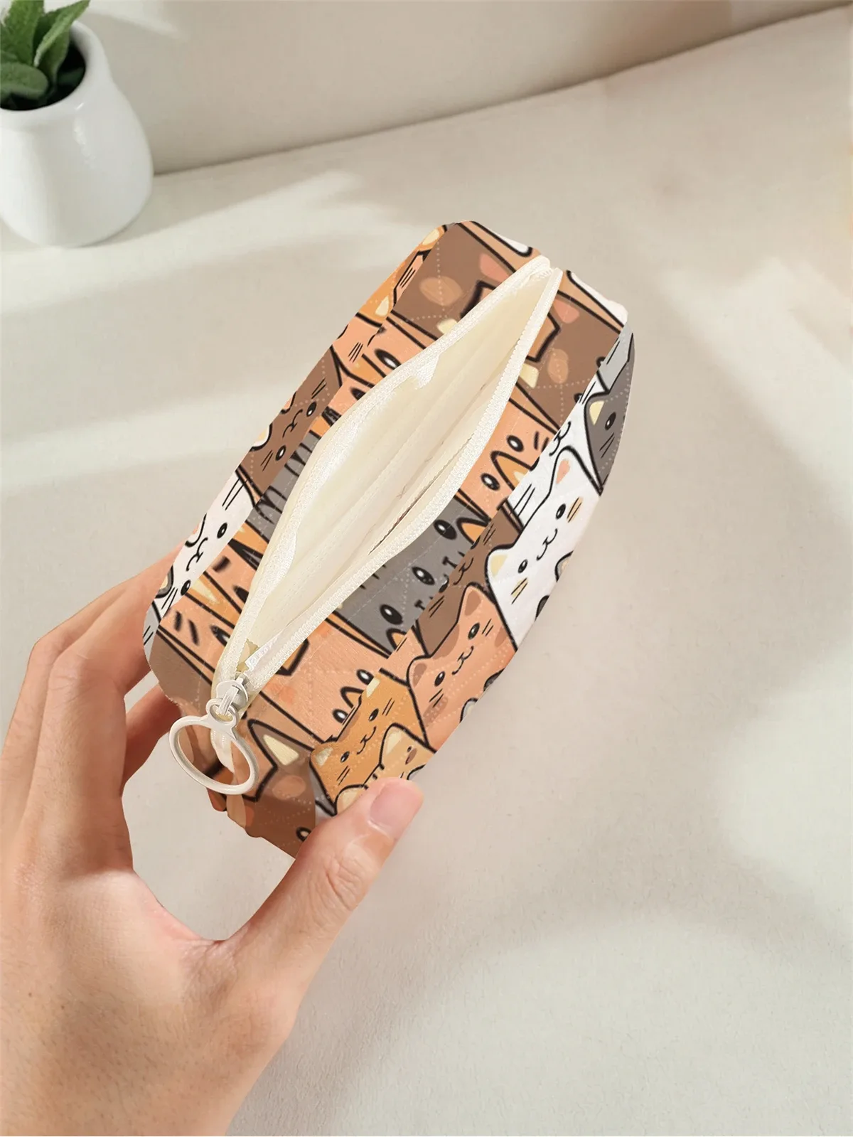 trousse polyester chats mignons couleur beige motifs dessin animé format carré fermeture glissière usage voyage maquillage cosmétiques