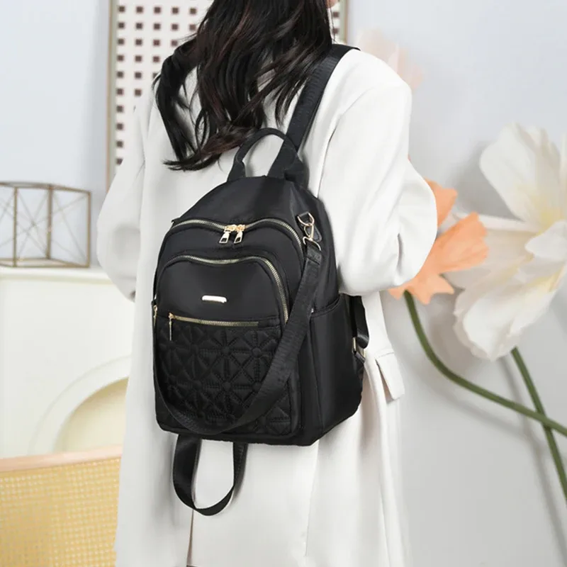 sac à dos élégant en nylon matelassé pour femmes, sac à dos avec quincaillerie dorée, sac à bandoulière multi-emplacements pour les activités de voyage et de shopping décontractées