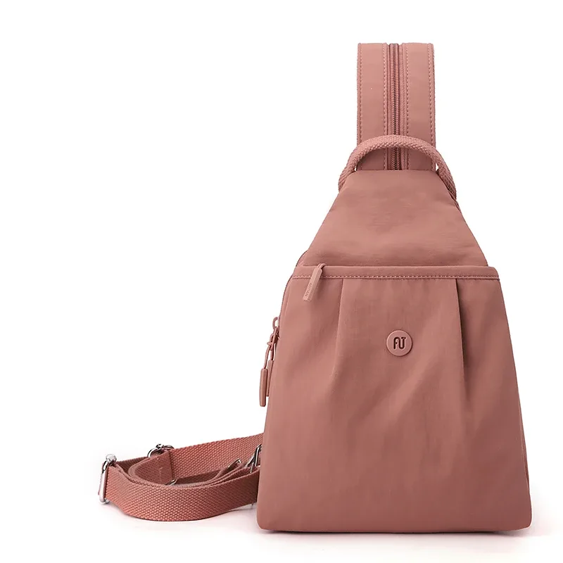 sac dos nylon gris pastel imperméable compartiment intérieur bandoulière arquée poche limon trapézoïdale voyage femme
