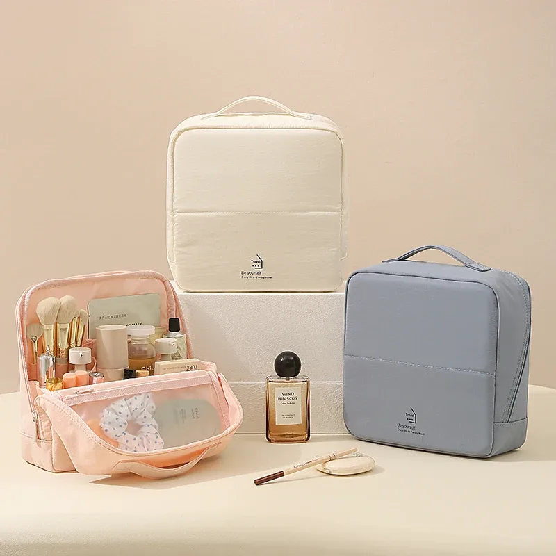 la trousse de maquillage structurée en taslan est un indispensable de voyage pour la femme sophistiquée, fabriquée en tissu taslan, elle n'est pas facile à nettoyer.